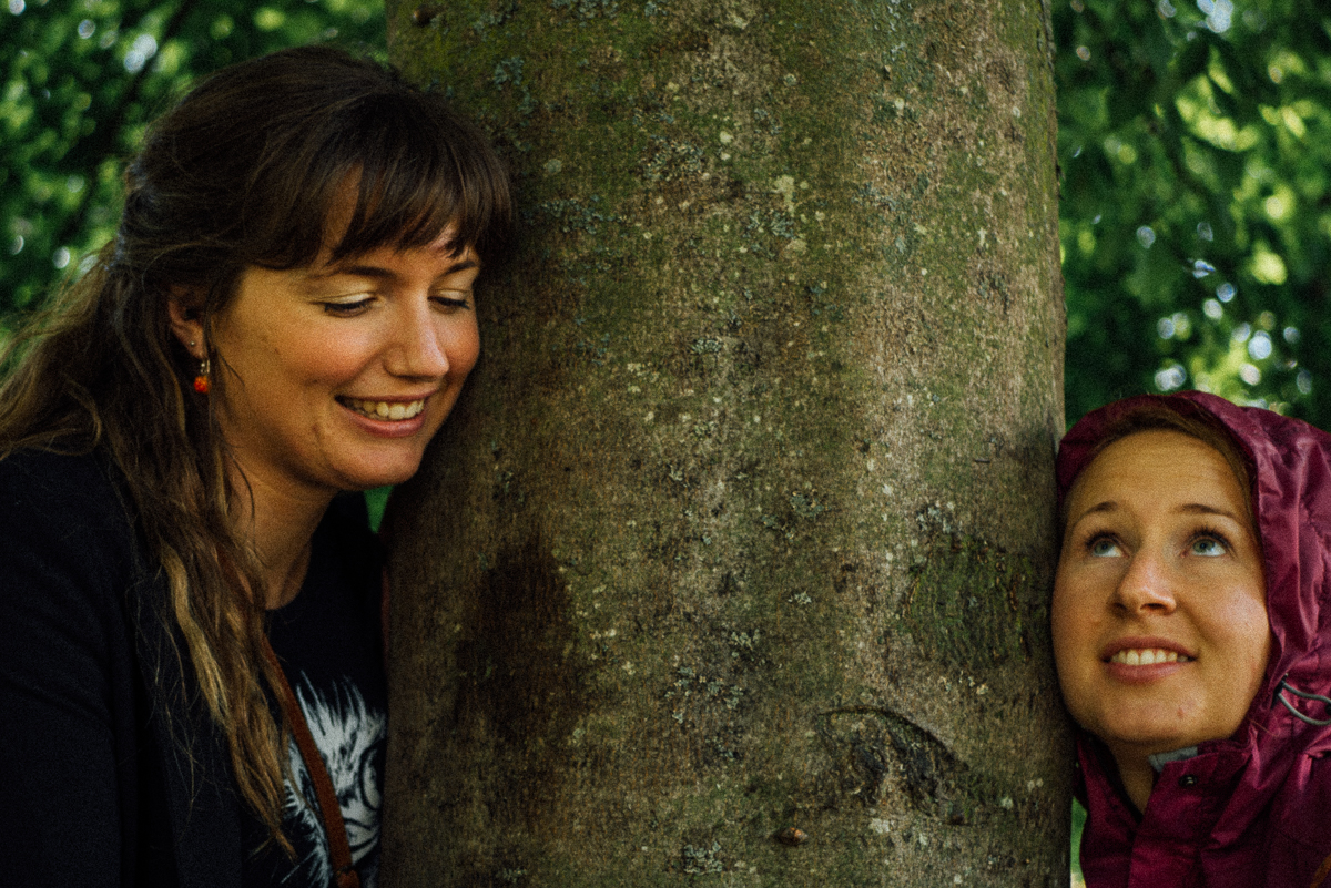 Katarina Wohlfart och Linda Vismer lyssnar på ett träd