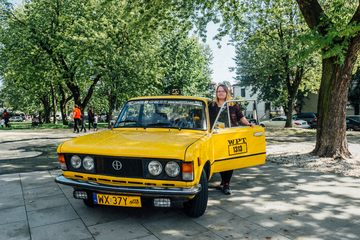 Upplev Warszawa från baksätet av en gul Fiat