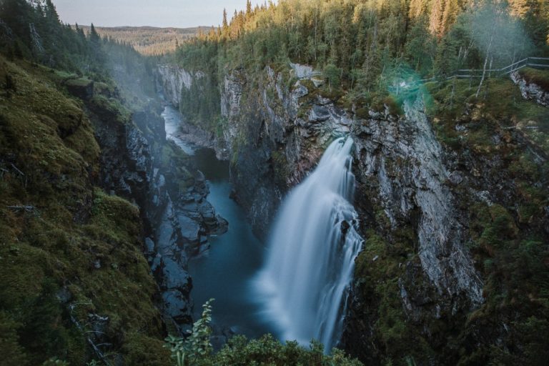Hällingsåfallet – ett vattenfall längs Vildmarksvägen