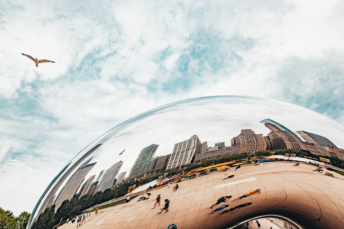 Cloud Gate, eller The Bean, hittar du i Millennium Park, Chicago.