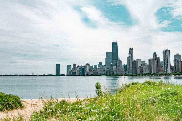 Oak Street Beach – sol, bad och strandhäng vid Lake Michigan, mitt bland skyskrapor i Chicago