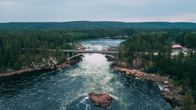 Fartfyllda forsar och vilda vattenfall i Norrland
