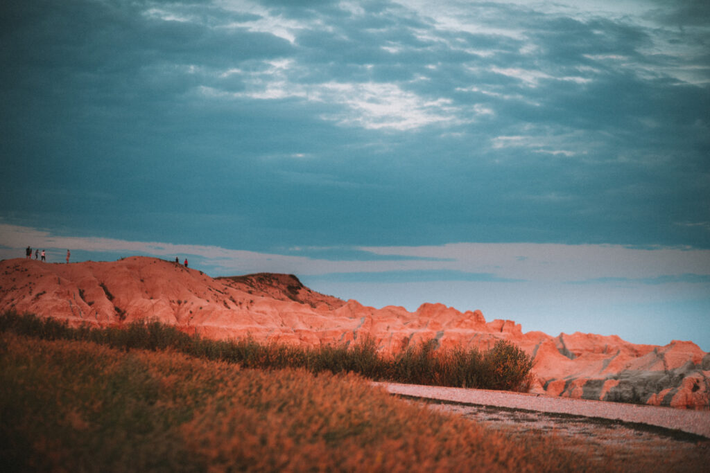 En overkligt magisk solnedgång vid Pinnacles Overlook i Badlands National Park