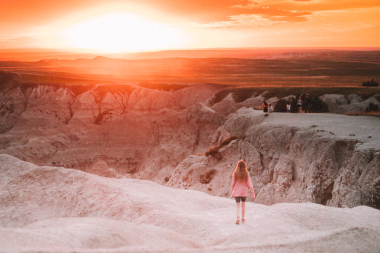 En overkligt magisk solnedgång vid Pinnacles Overlook i Badlands National Park