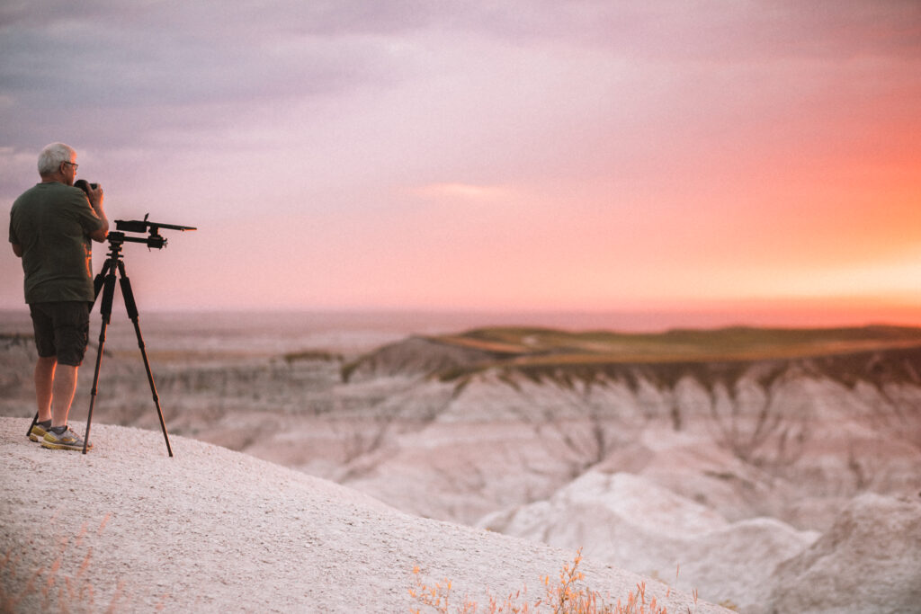 En overkligt magisk solnedgång vid Pinnacles Overlook i Badlands National Park