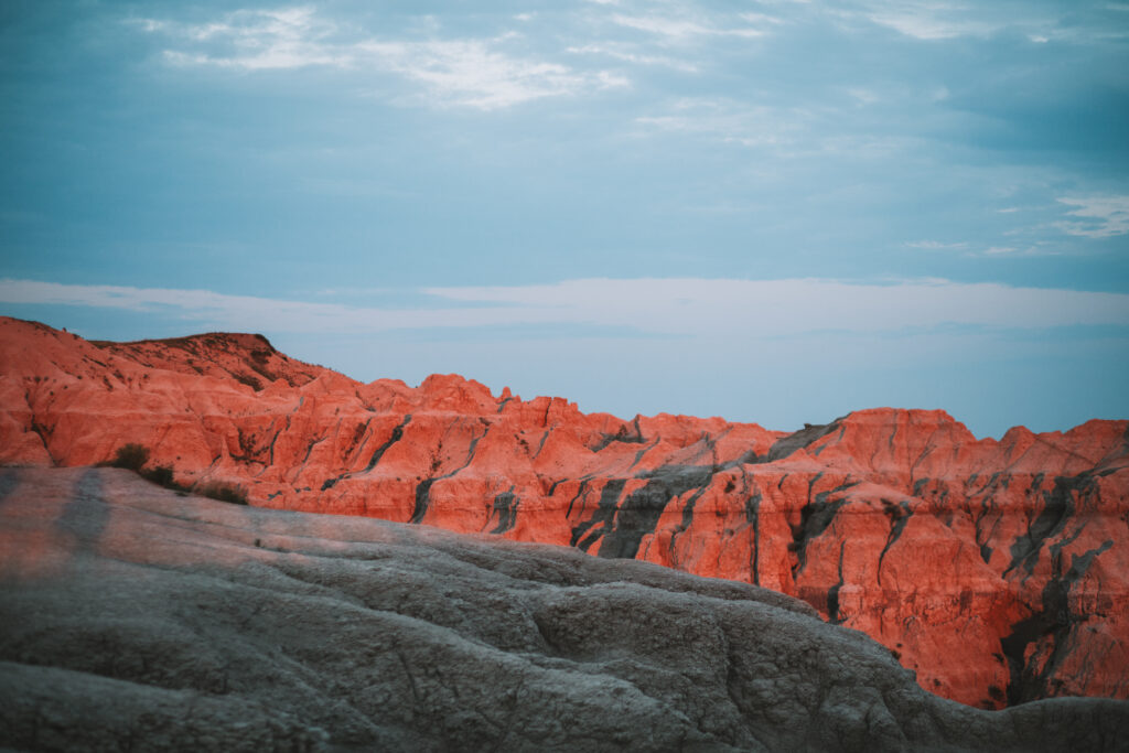 En overkligt magisk solnedgång vid Pinnacles Overlook i Badlands National Park