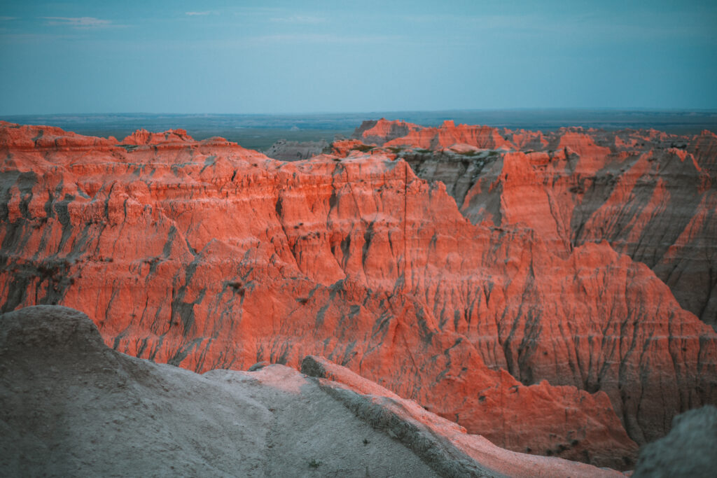 En overkligt magisk solnedgång vid Pinnacles Overlook i Badlands National Park