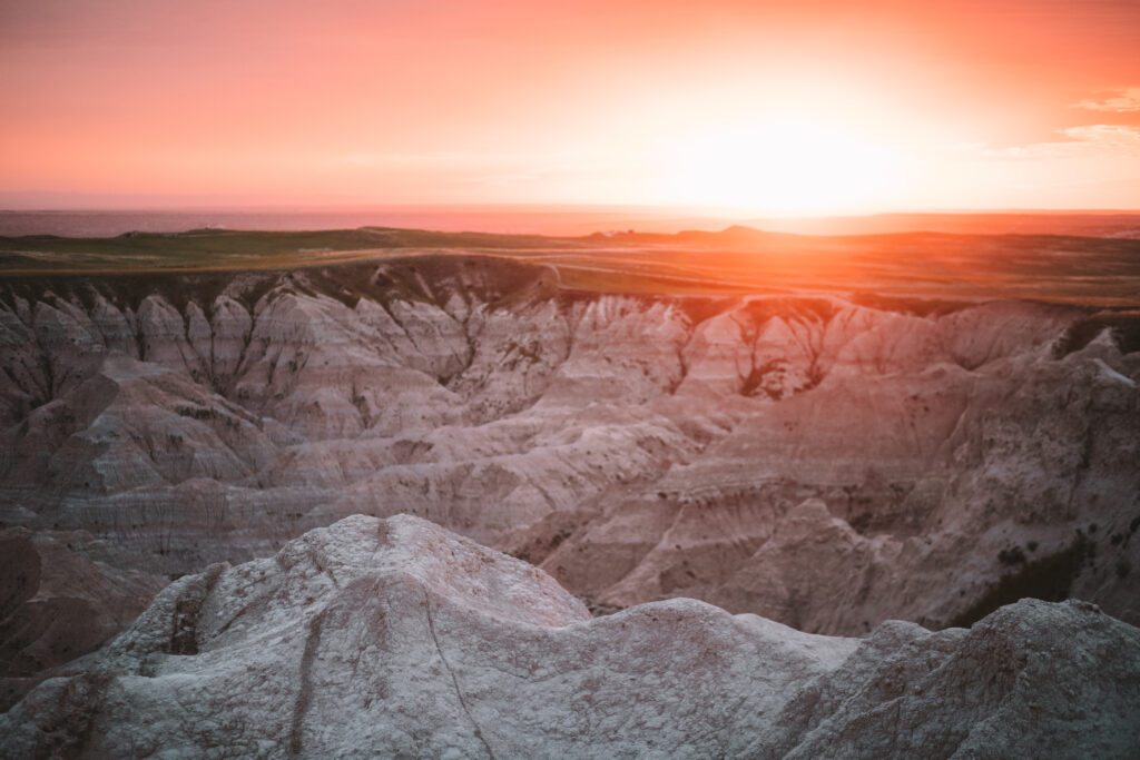 En overkligt magisk solnedgång vid Pinnacles Overlook i Badlands National Park