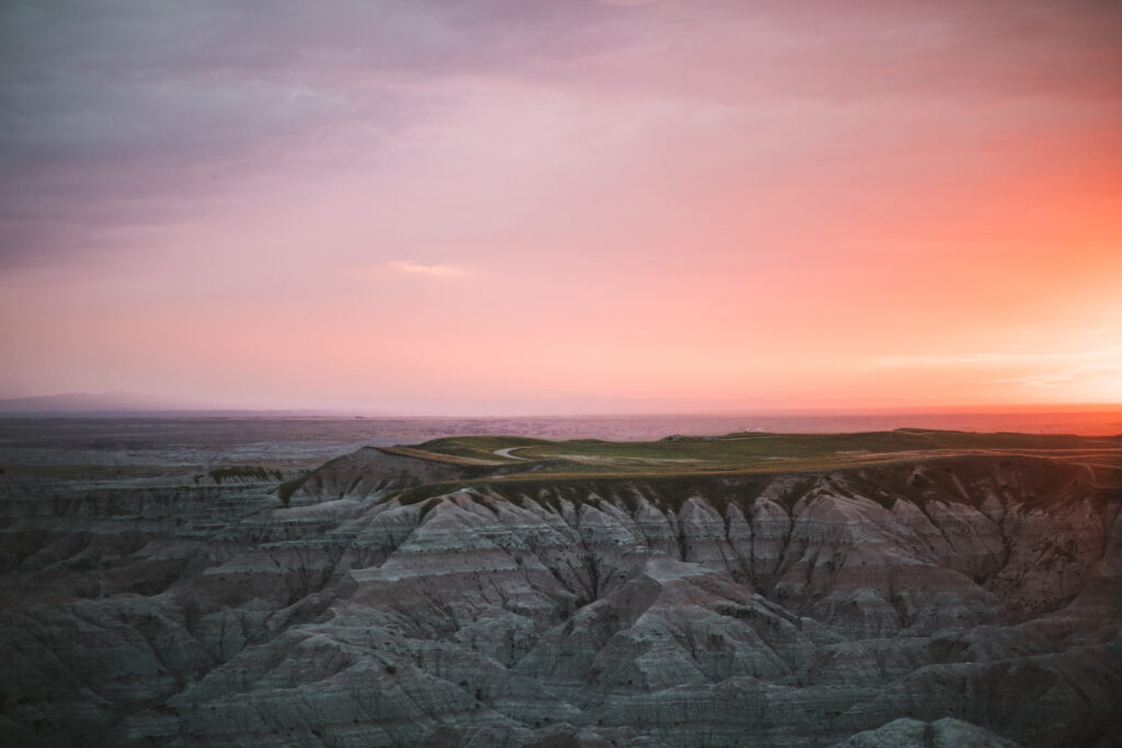 En overkligt magisk solnedgång vid Pinnacles Overlook i Badlands National Park