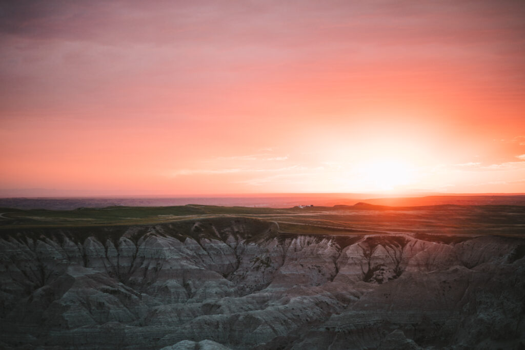 En overkligt magisk solnedgång vid Pinnacles Overlook i Badlands National Park