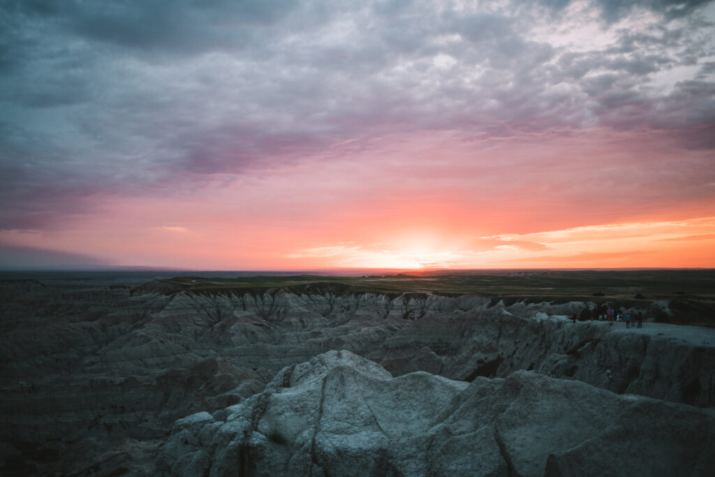 En overkligt magisk solnedgång vid Pinnacles Overlook i Badlands National Park